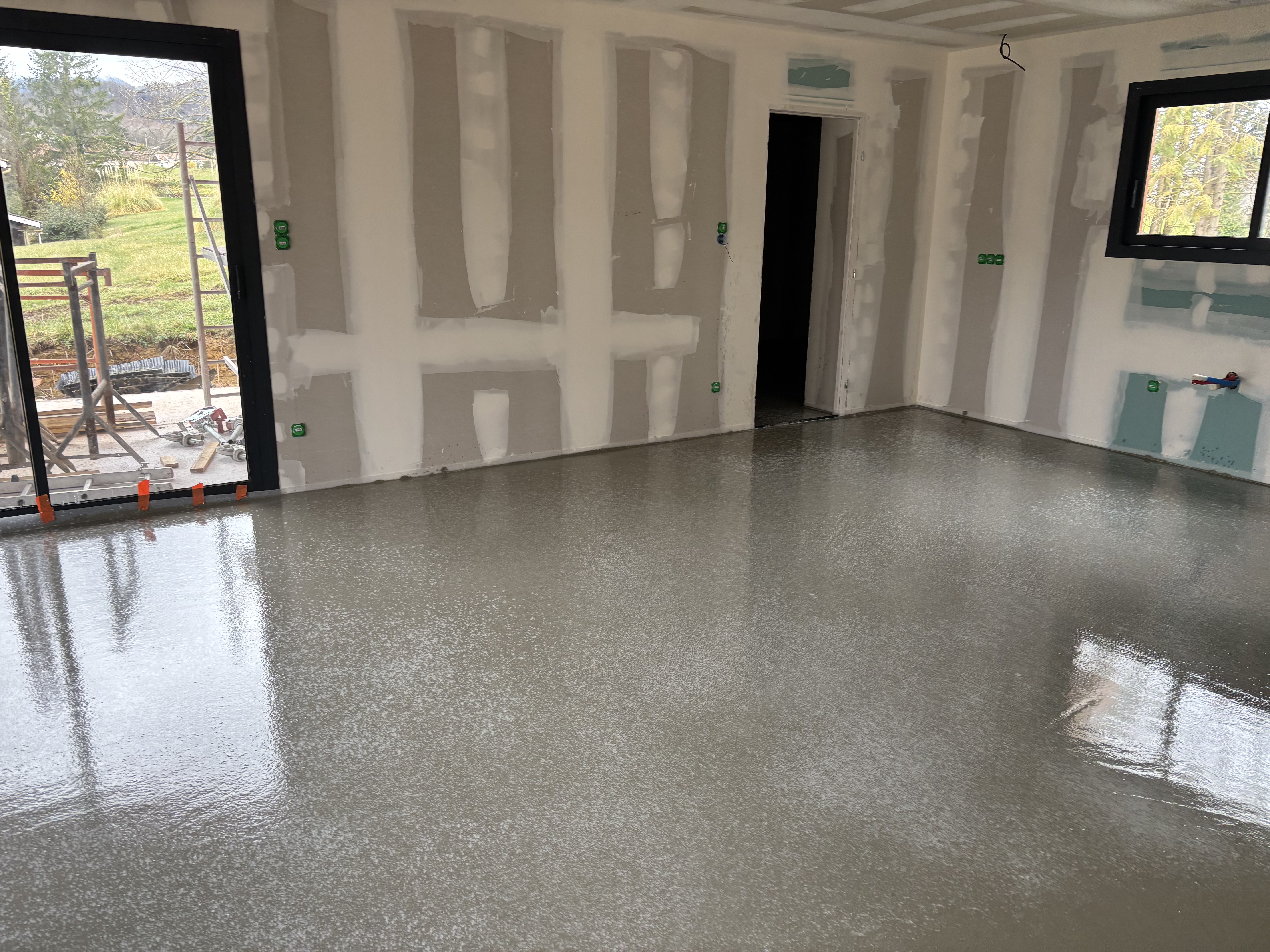 Coulage chape liquide ciment en salon — Villeneuve-d'Olmes, Ariège (09)